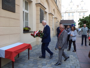 Kwiaty składają Pan Adam Karcher Prezes Stowarzyszenia Współpracy Polska-Ukraina "Nadwórna" w Opolu, oraz Pan Ryszard Czerwiński