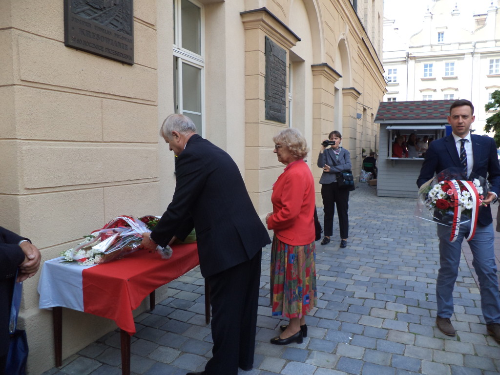 Kwiaty składa delegacja TMLiKPW o/Opole, Prezes Irena Kalita i v-ce Prezes Stanisław Dorosz