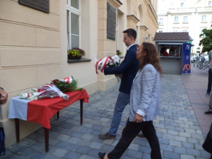 Kwiaty składa Przewodniczący Rady Miasta Marcin Ociepa